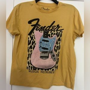 Women’s medium graphic tee, fenders